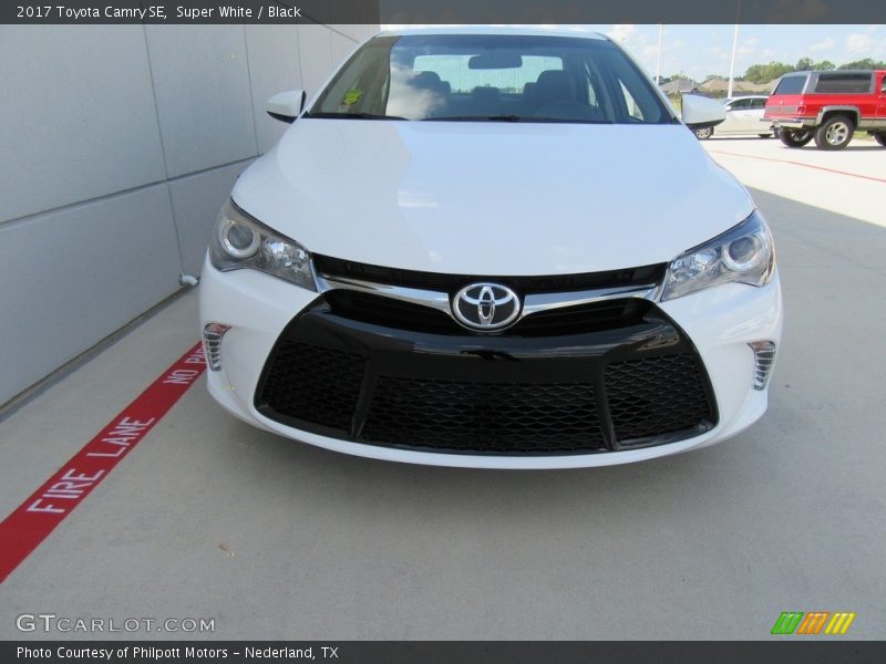Super White / Black 2017 Toyota Camry SE