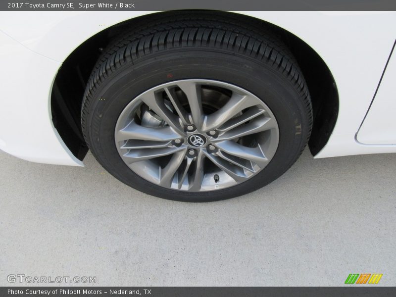 Super White / Black 2017 Toyota Camry SE
