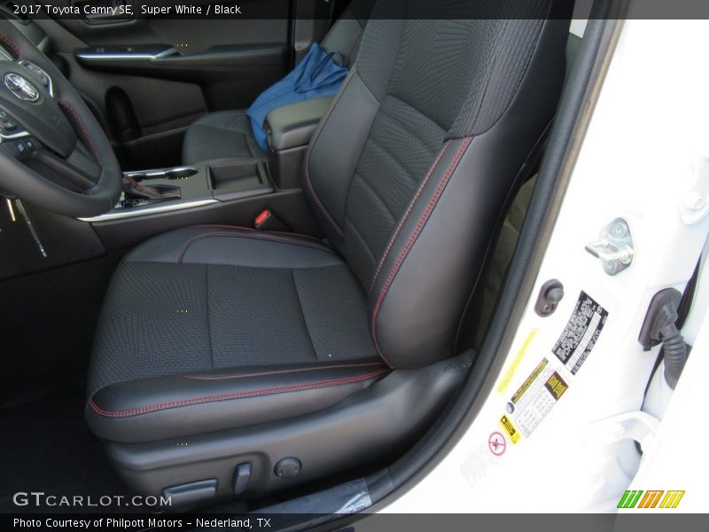 Super White / Black 2017 Toyota Camry SE