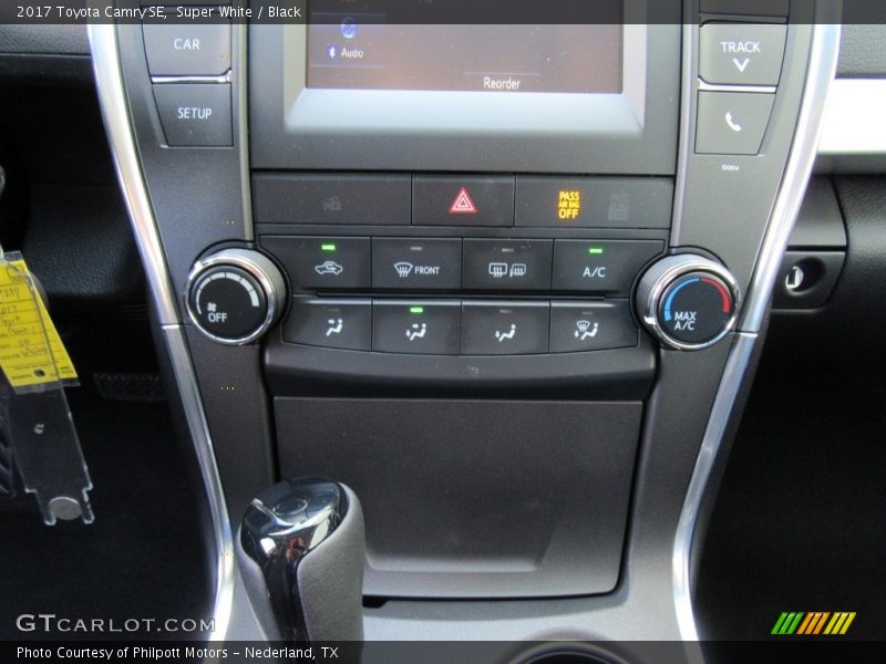 Super White / Black 2017 Toyota Camry SE