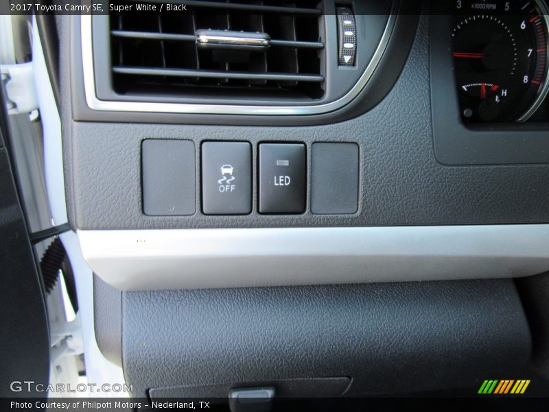 Super White / Black 2017 Toyota Camry SE