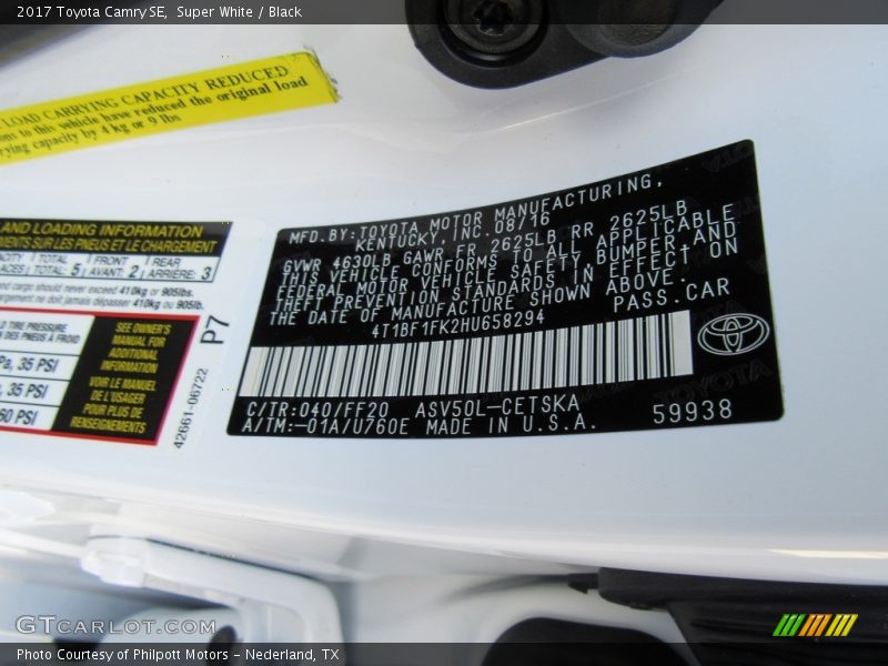 Super White / Black 2017 Toyota Camry SE