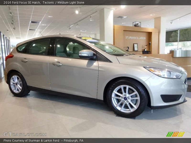 Tectonic / Medium Light Stone 2016 Ford Focus SE Hatch