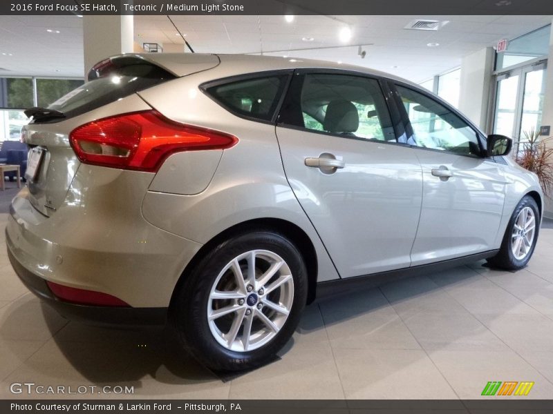 Tectonic / Medium Light Stone 2016 Ford Focus SE Hatch