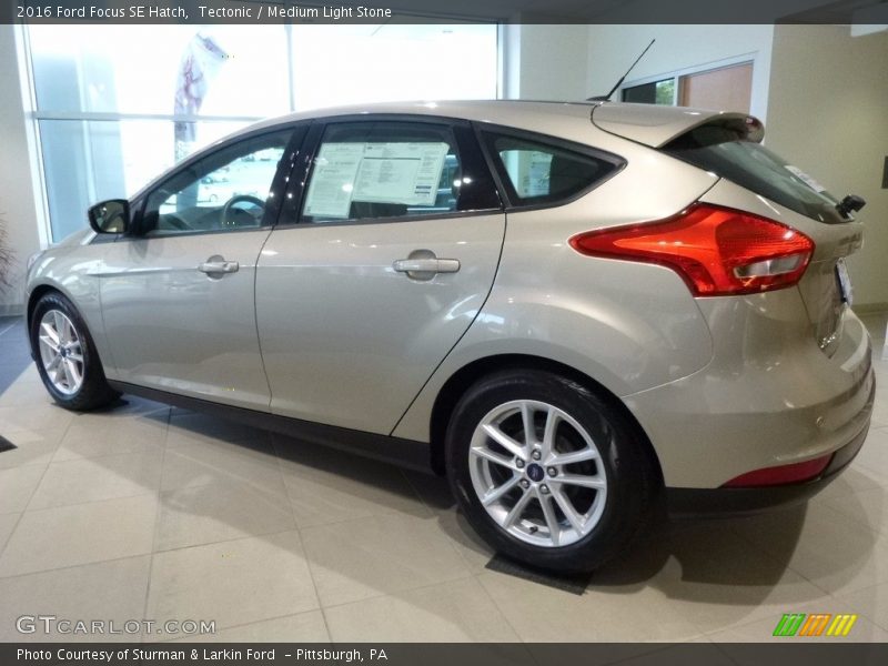 Tectonic / Medium Light Stone 2016 Ford Focus SE Hatch