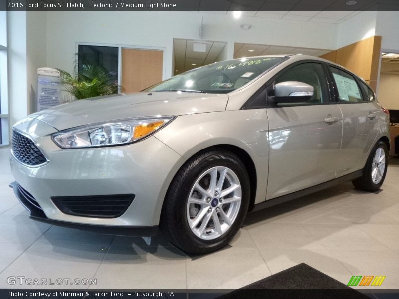 Tectonic / Medium Light Stone 2016 Ford Focus SE Hatch