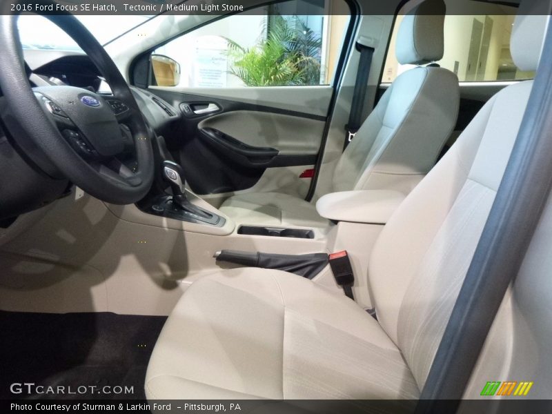 Tectonic / Medium Light Stone 2016 Ford Focus SE Hatch