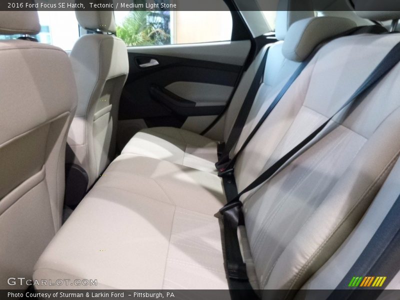Tectonic / Medium Light Stone 2016 Ford Focus SE Hatch
