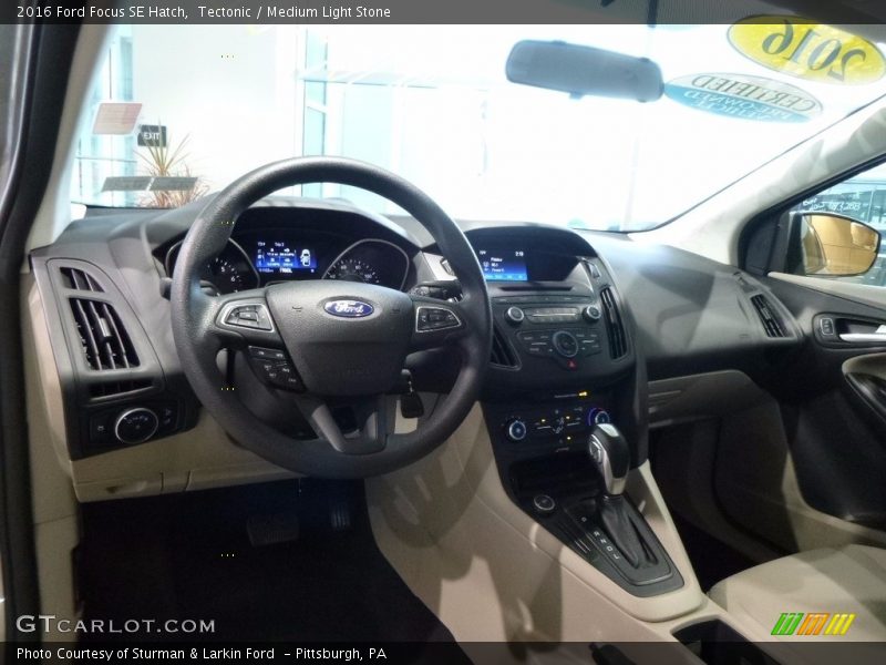 Tectonic / Medium Light Stone 2016 Ford Focus SE Hatch