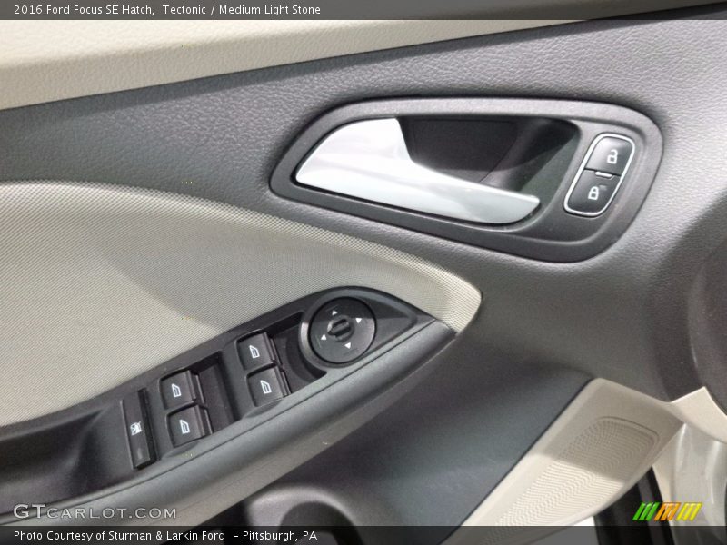 Tectonic / Medium Light Stone 2016 Ford Focus SE Hatch