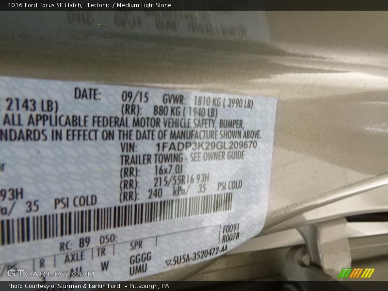 Tectonic / Medium Light Stone 2016 Ford Focus SE Hatch