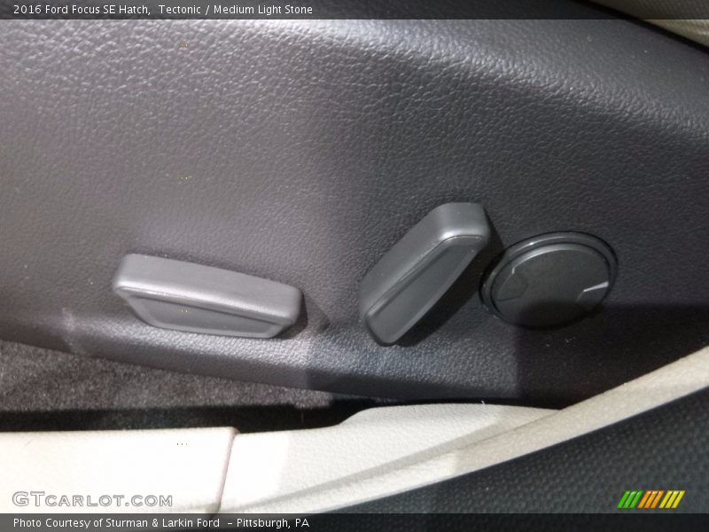 Tectonic / Medium Light Stone 2016 Ford Focus SE Hatch