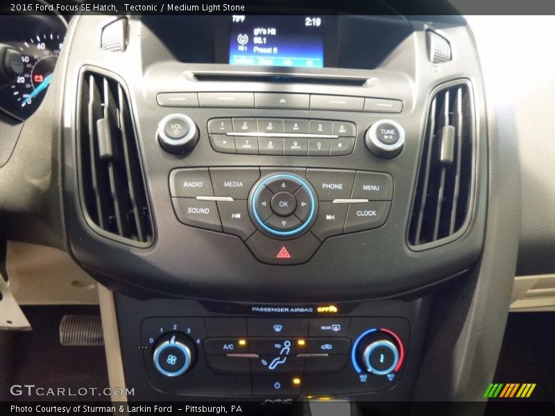 Tectonic / Medium Light Stone 2016 Ford Focus SE Hatch