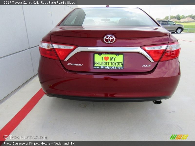Ruby Flare Pearl / Black 2017 Toyota Camry XLE