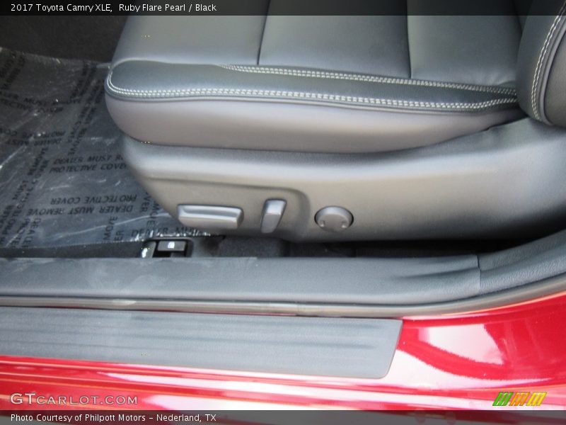 Ruby Flare Pearl / Black 2017 Toyota Camry XLE