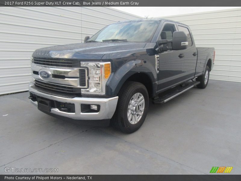 Front 3/4 View of 2017 F250 Super Duty XLT Crew Cab