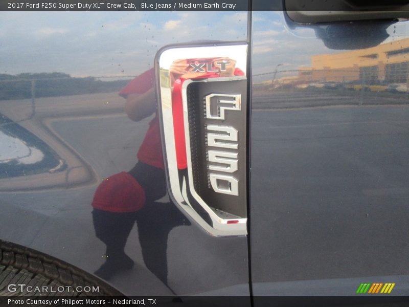  2017 F250 Super Duty XLT Crew Cab Logo