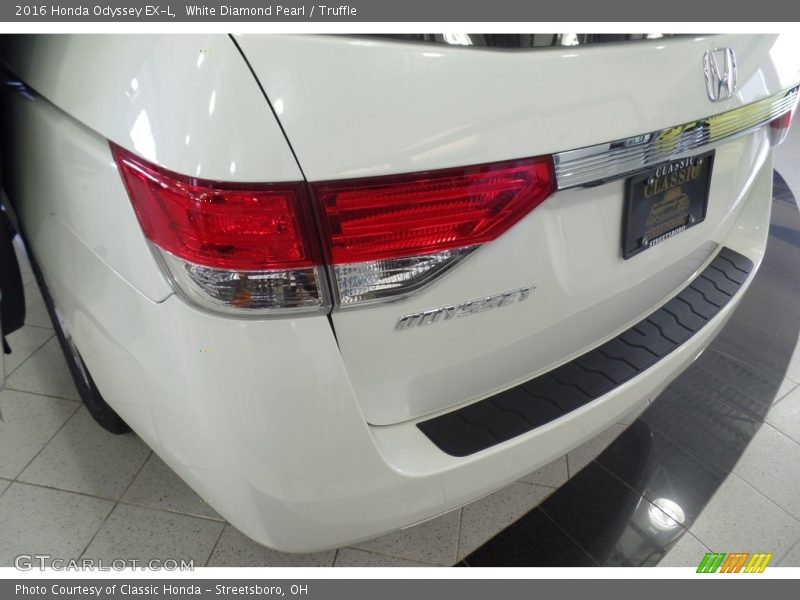 White Diamond Pearl / Truffle 2016 Honda Odyssey EX-L