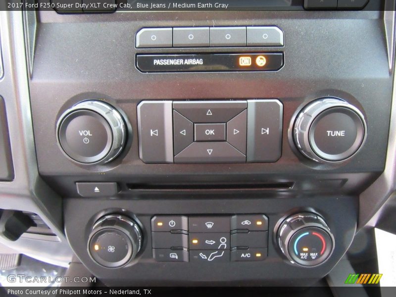 Controls of 2017 F250 Super Duty XLT Crew Cab