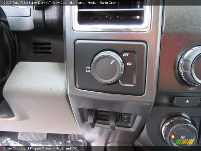 Controls of 2017 F250 Super Duty XLT Crew Cab