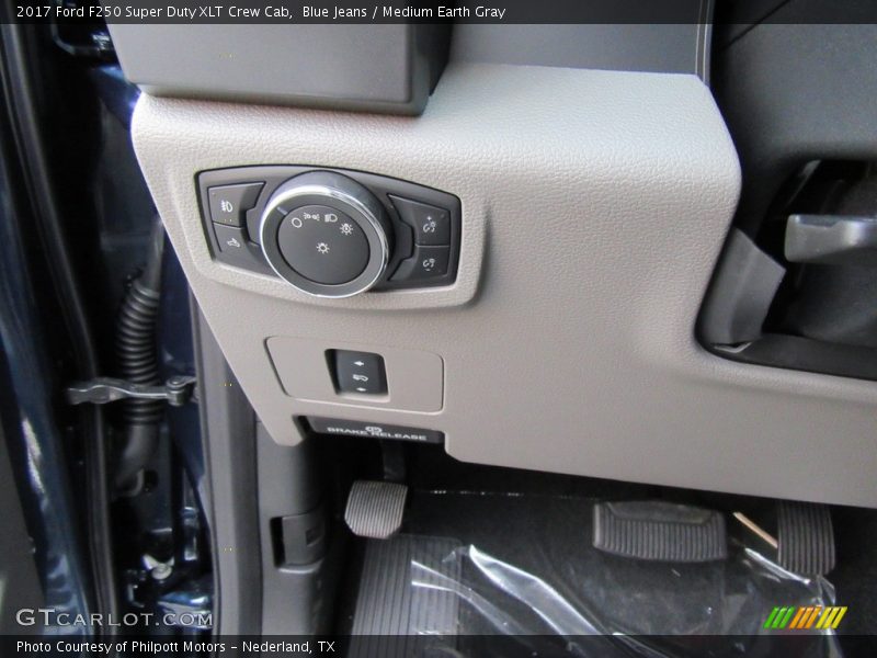 Controls of 2017 F250 Super Duty XLT Crew Cab
