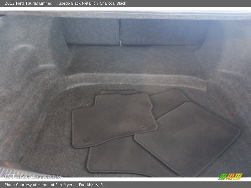 Tuxedo Black Metallic / Charcoal Black 2013 Ford Taurus Limited