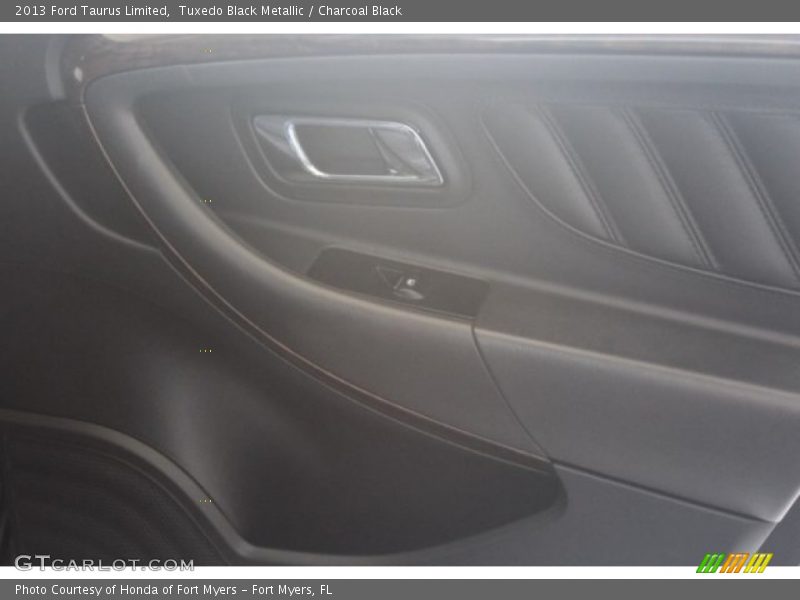 Tuxedo Black Metallic / Charcoal Black 2013 Ford Taurus Limited