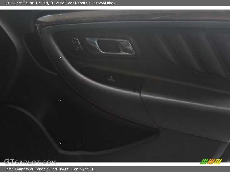 Tuxedo Black Metallic / Charcoal Black 2013 Ford Taurus Limited