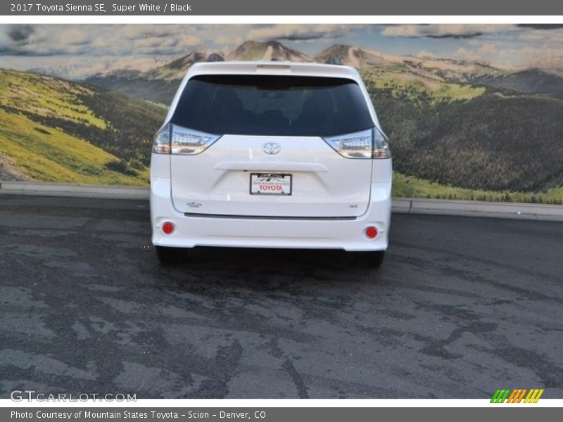 Super White / Black 2017 Toyota Sienna SE