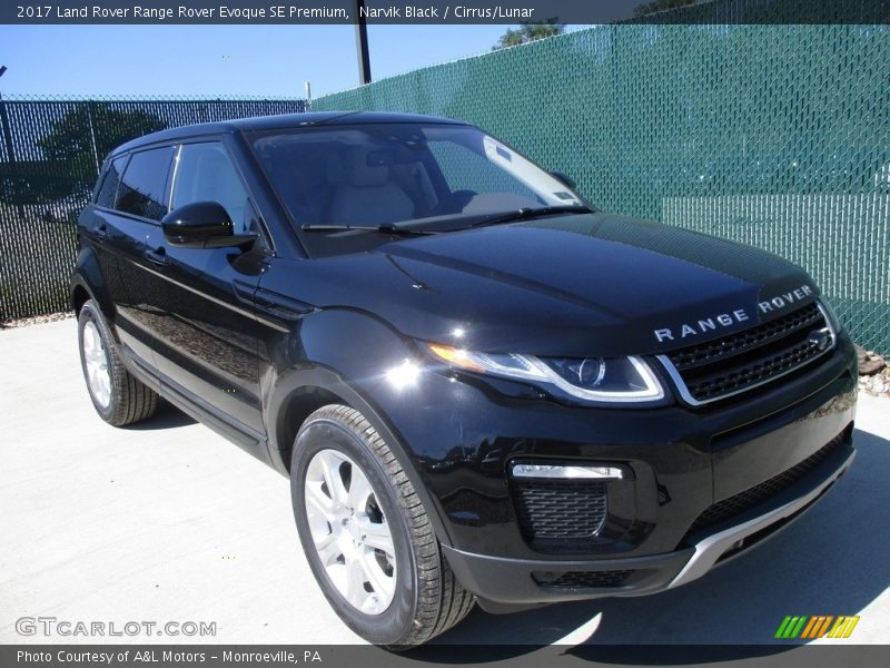 Front 3/4 View of 2017 Range Rover Evoque SE Premium