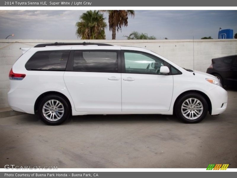 Super White / Light Gray 2014 Toyota Sienna XLE