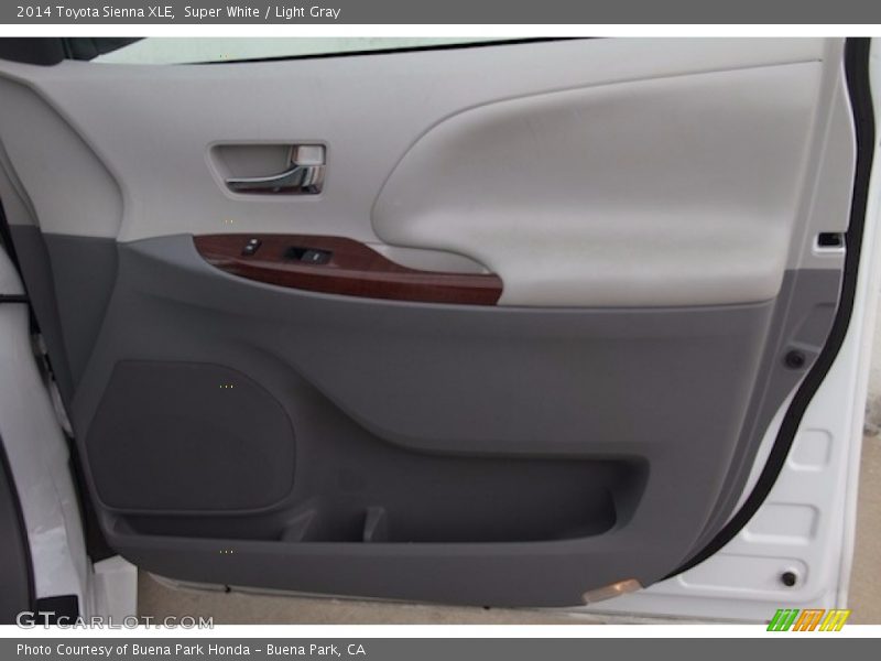 Super White / Light Gray 2014 Toyota Sienna XLE