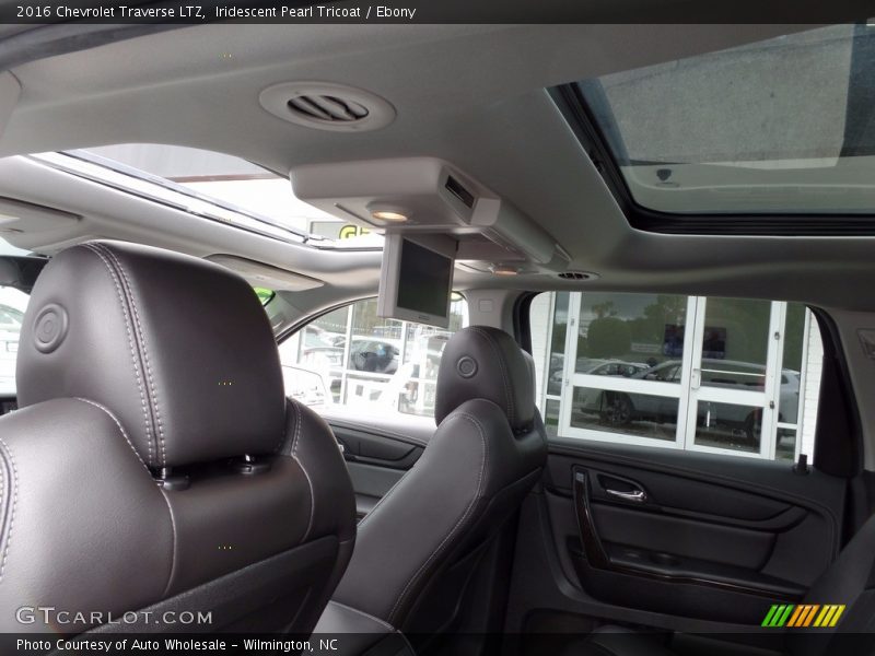 Iridescent Pearl Tricoat / Ebony 2016 Chevrolet Traverse LTZ