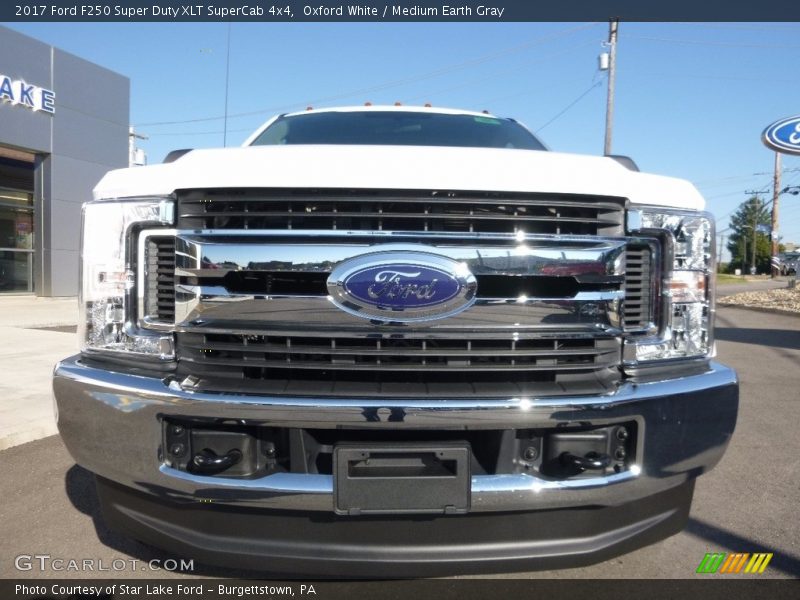Oxford White / Medium Earth Gray 2017 Ford F250 Super Duty XLT SuperCab 4x4