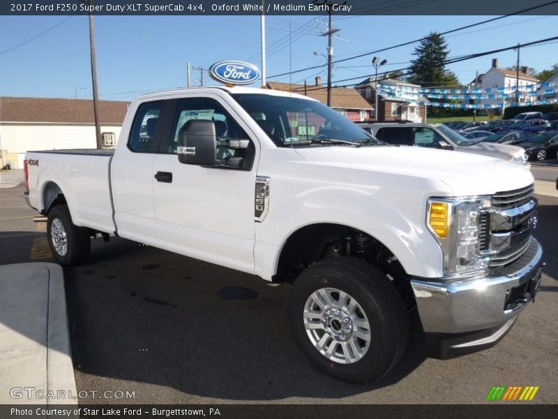 Front 3/4 View of 2017 F250 Super Duty XLT SuperCab 4x4