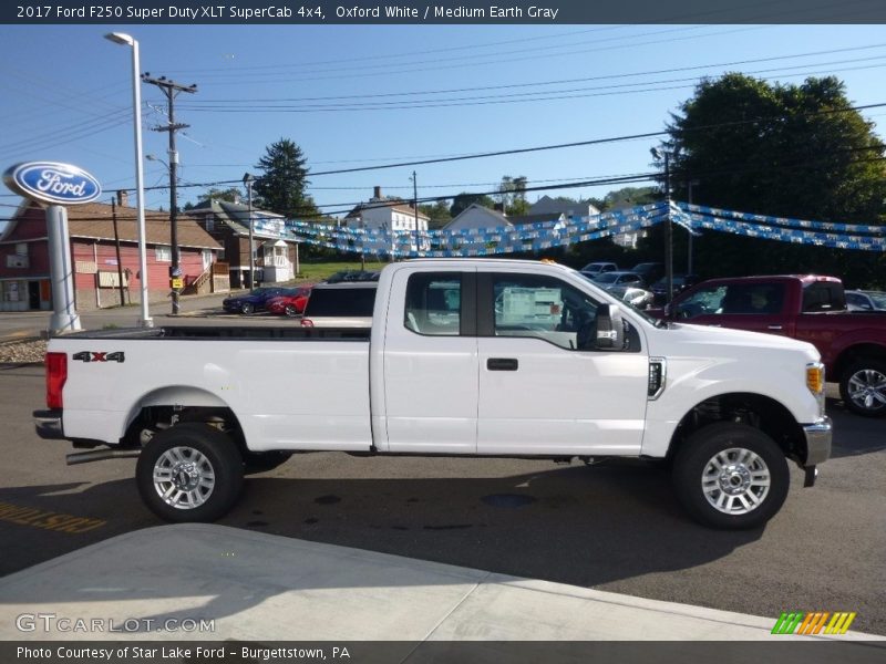 Oxford White / Medium Earth Gray 2017 Ford F250 Super Duty XLT SuperCab 4x4