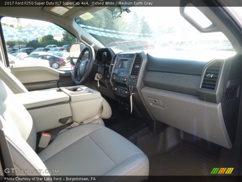 Oxford White / Medium Earth Gray 2017 Ford F250 Super Duty XLT SuperCab 4x4