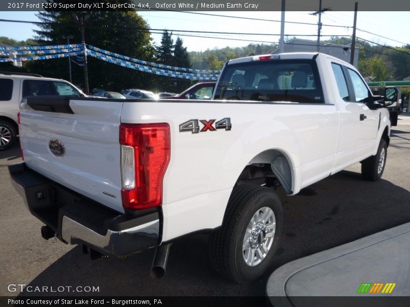 Oxford White / Medium Earth Gray 2017 Ford F250 Super Duty XLT SuperCab 4x4