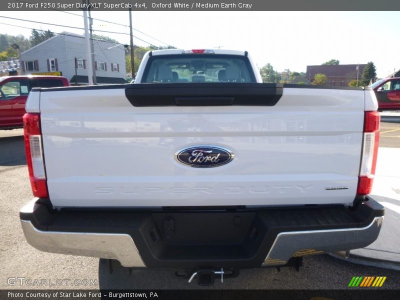Oxford White / Medium Earth Gray 2017 Ford F250 Super Duty XLT SuperCab 4x4