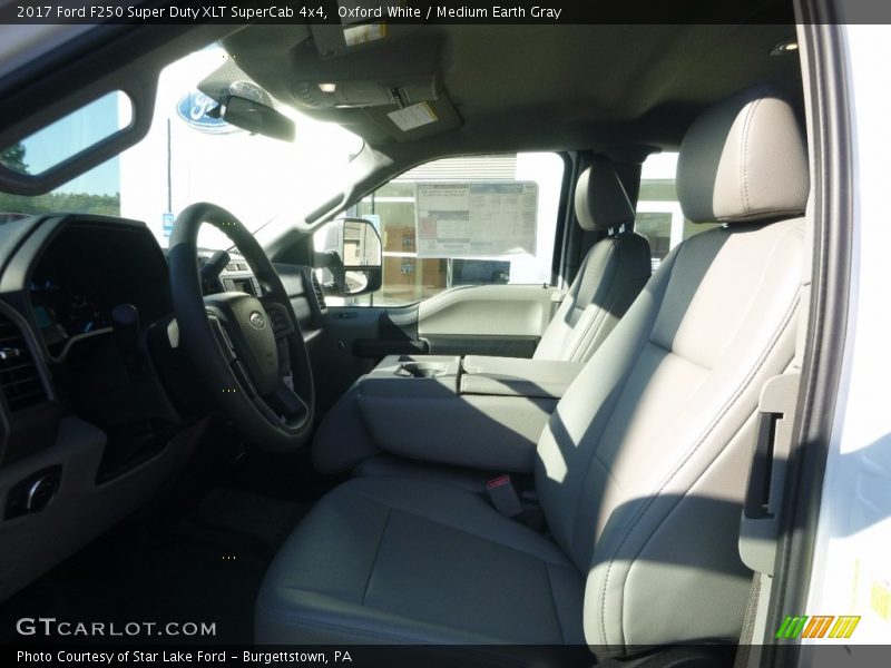 Oxford White / Medium Earth Gray 2017 Ford F250 Super Duty XLT SuperCab 4x4