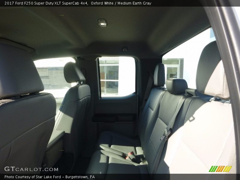 Oxford White / Medium Earth Gray 2017 Ford F250 Super Duty XLT SuperCab 4x4