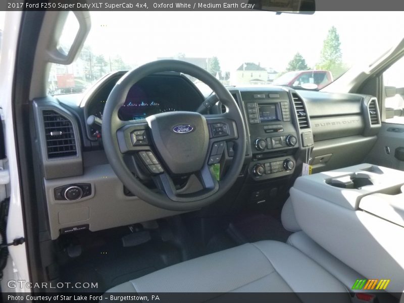 Oxford White / Medium Earth Gray 2017 Ford F250 Super Duty XLT SuperCab 4x4
