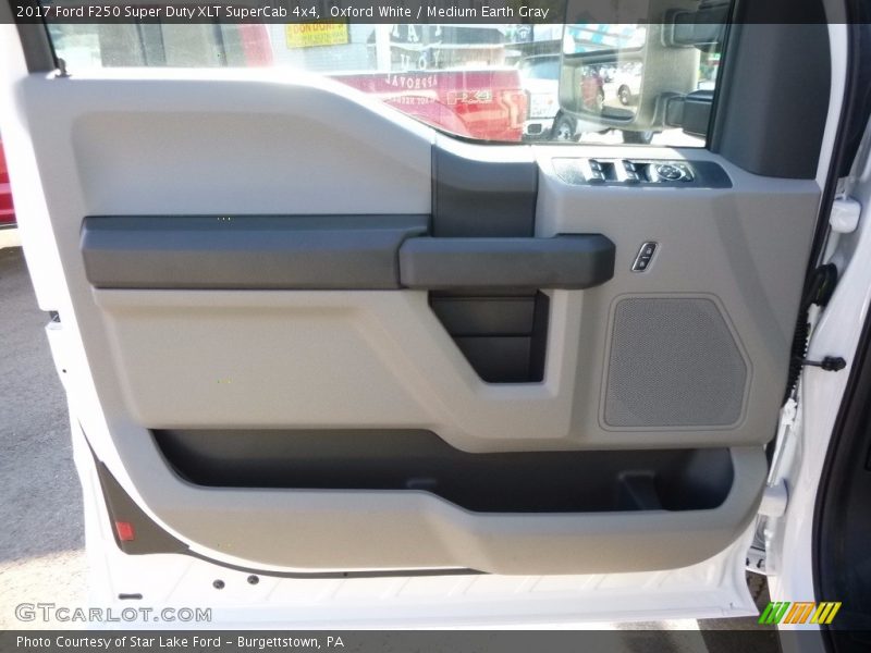 Oxford White / Medium Earth Gray 2017 Ford F250 Super Duty XLT SuperCab 4x4