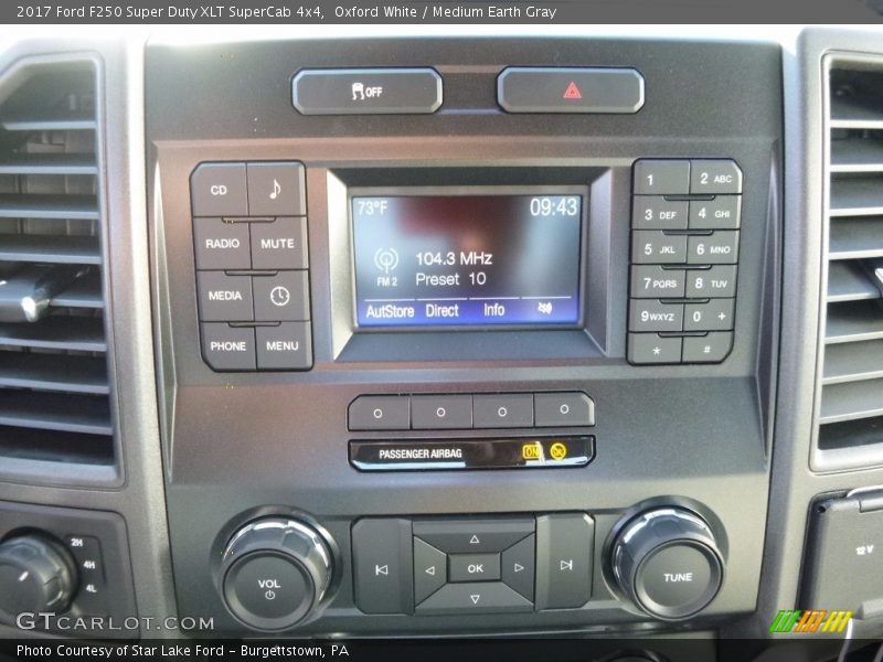 Oxford White / Medium Earth Gray 2017 Ford F250 Super Duty XLT SuperCab 4x4