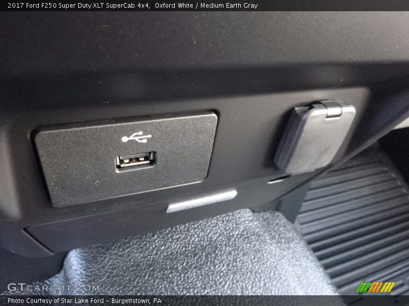 Oxford White / Medium Earth Gray 2017 Ford F250 Super Duty XLT SuperCab 4x4