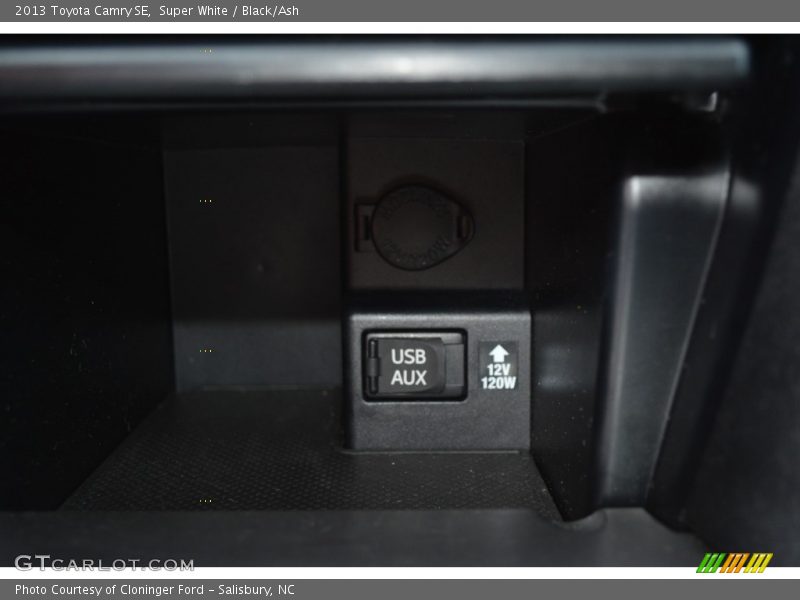 Super White / Black/Ash 2013 Toyota Camry SE