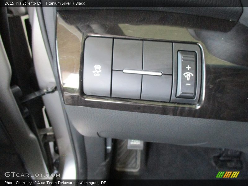 Titanium Silver / Black 2015 Kia Sorento LX