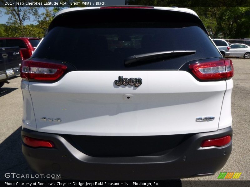 Bright White / Black 2017 Jeep Cherokee Latitude 4x4