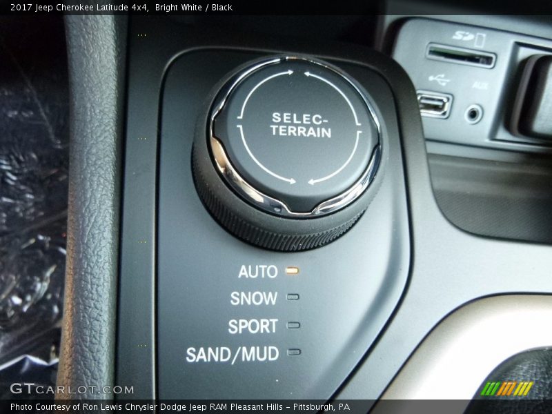 Bright White / Black 2017 Jeep Cherokee Latitude 4x4