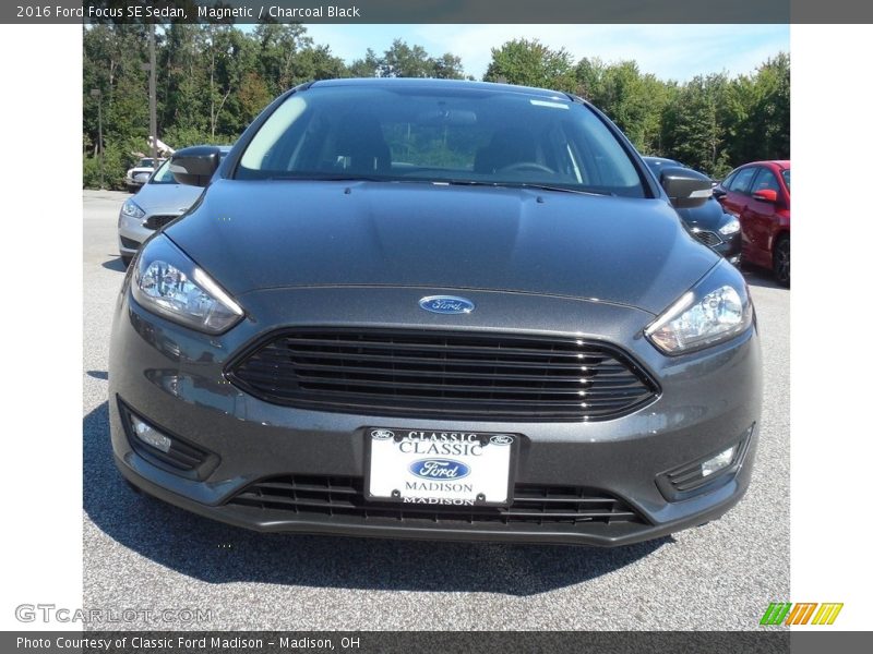 Magnetic / Charcoal Black 2016 Ford Focus SE Sedan